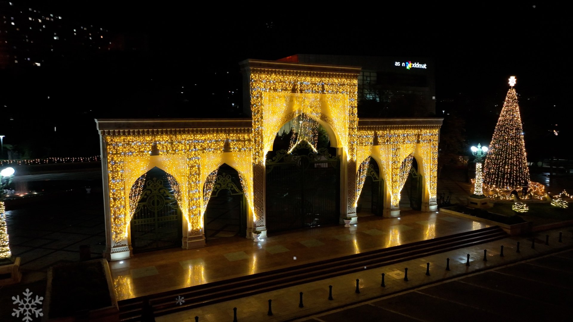 Xətai rayonunda Yeni il tərtibatı sakinlərə bayram sevinci bəxş edir