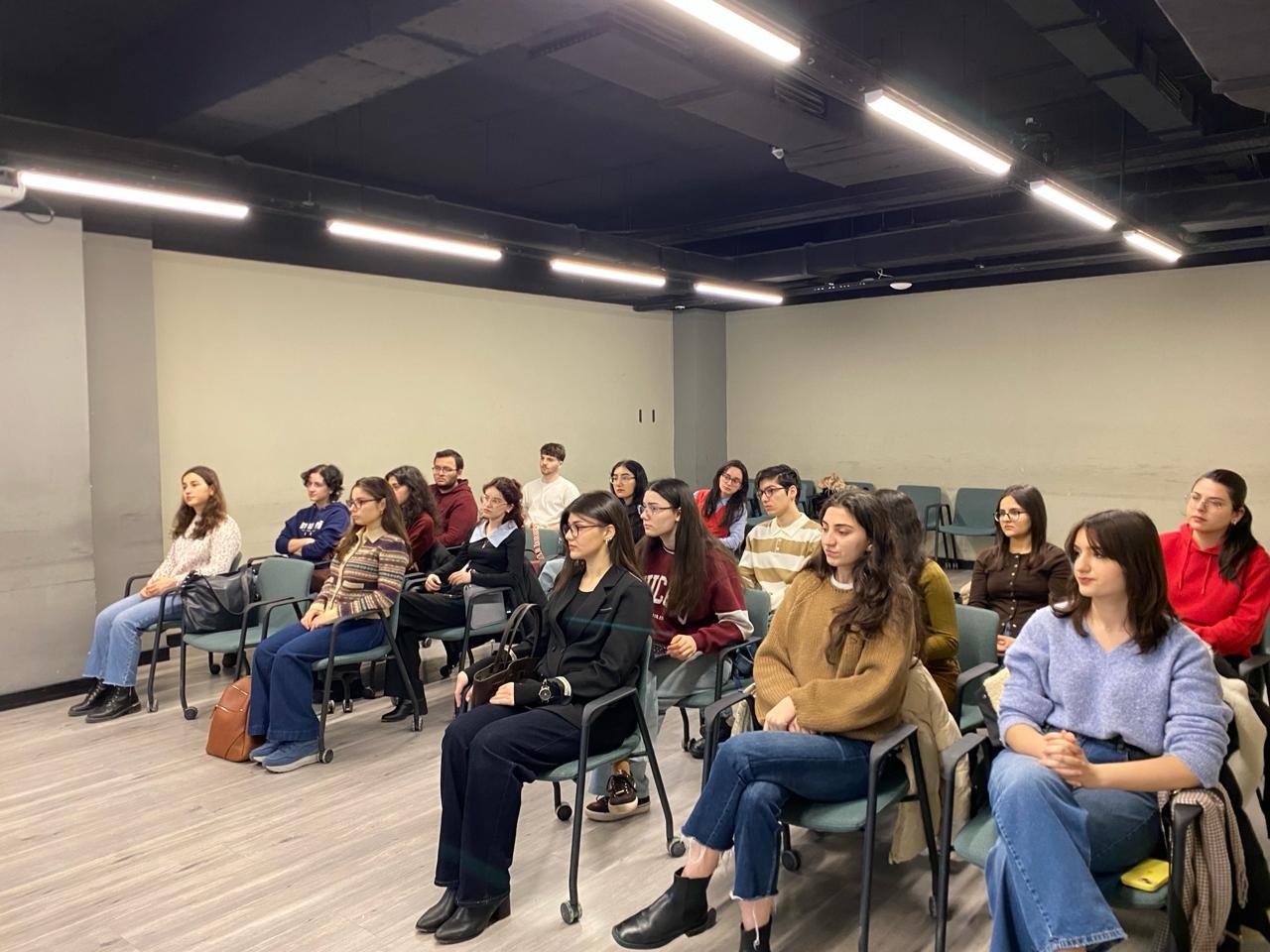 Həkimlər və Təbib Tələbələr” İctimai Birliyinin təşkilatçılığı ilə aktual mövzulardan biri olan Süni İntellekt (AI) ilə bağlı gənclərlə maarifləndirici görüş təşkil olunub